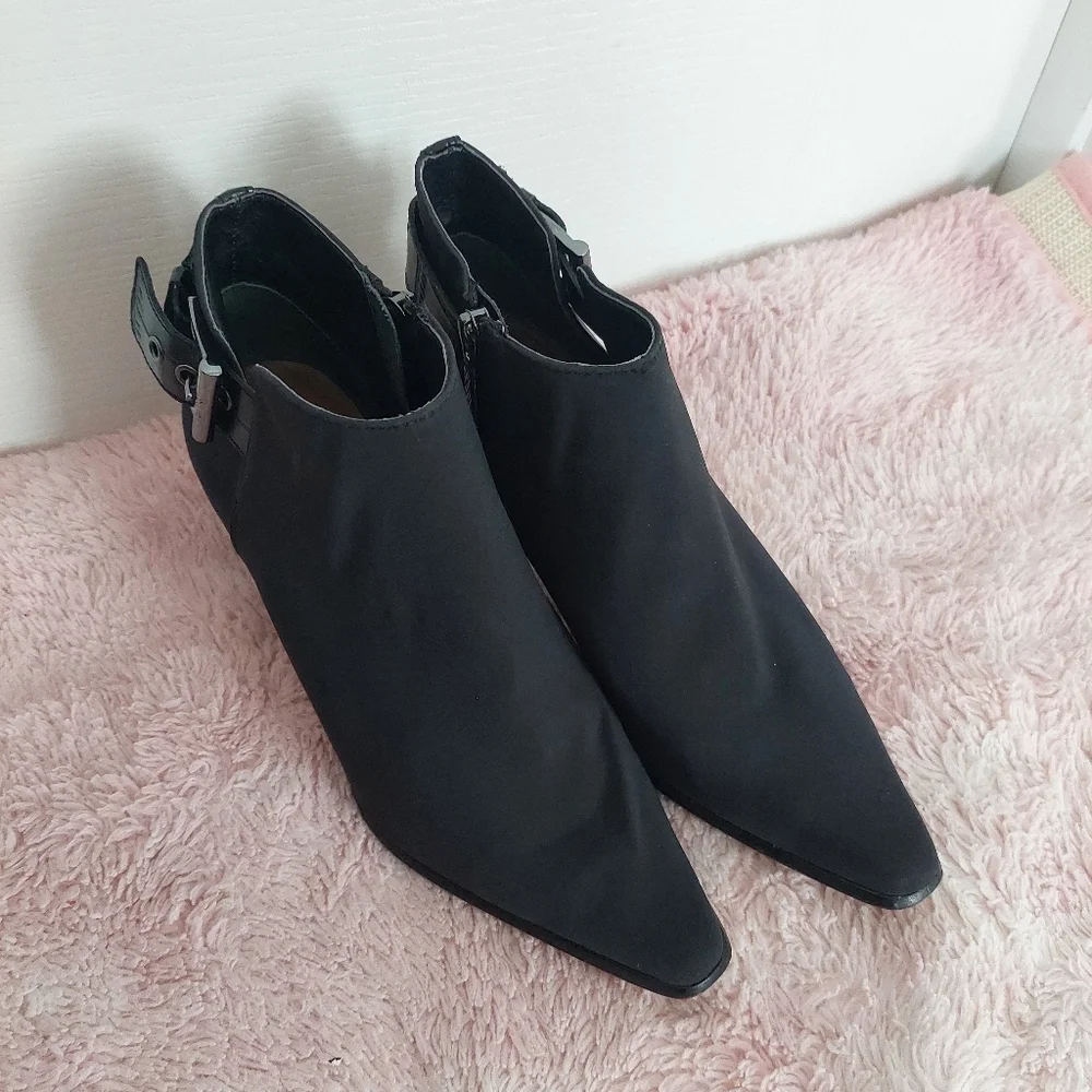 Donald J. Pliner Lure Kitten Hills Black Booties Size 6.5 - Picture 2 of 8